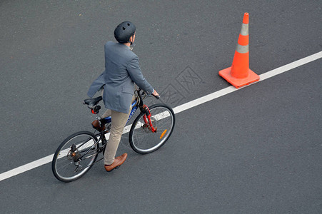 城市公路上骑自行车的空中景象图片