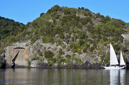 吉加潘在新西兰北岛Taupo湖的标志毛利岩石雕刻附背景