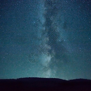 夜深蓝天空有众多恒星和挤奶方式图片