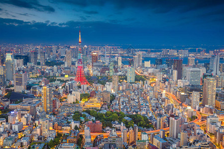 日落时日本东京的城市景观图片