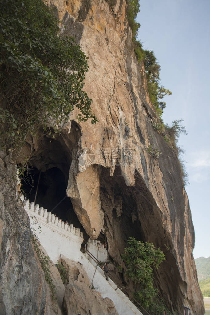 Prabang镇湄公河上洞穴中图片