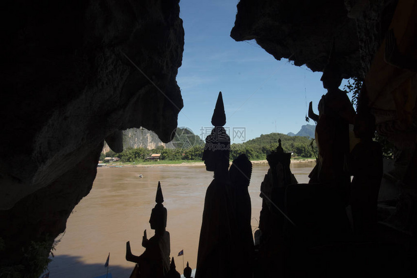 在东南亚老挝北部LuangPrabang镇湄公河边的PakOu洞穴佛陀洞穴中图片
