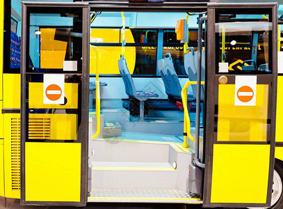 现代城市公共汽车入口与敞开的门公共交通图片