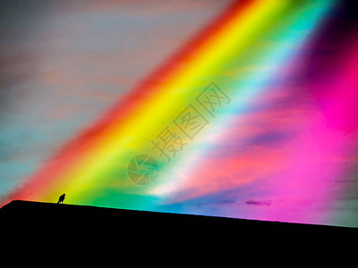 上帝的彩虹从天堂到屋顶上的鸟图片