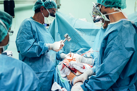 在医院工作的外科医生团队图片