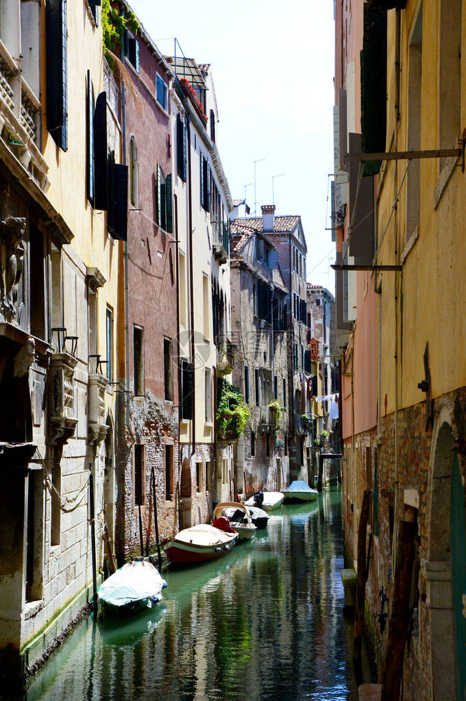 威尼斯运河的壮丽景色与船只图片