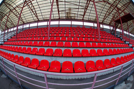 足球论坛上的红色塑料椅图片