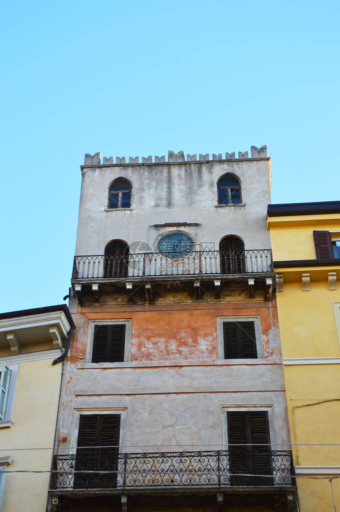 维罗纳市典型的意大利房子图片