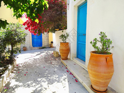 希腊传统的街道和门窗建筑结构详图片