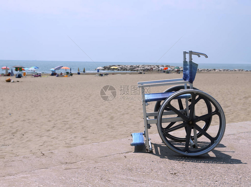特制轮椅大钢轮过沙滩下海图片