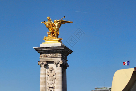 亚历山大三世桥附近的金雕像蓝天空巴图片