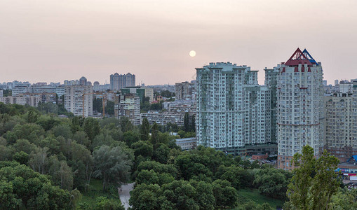 基辅城市晚夜月亮升图片