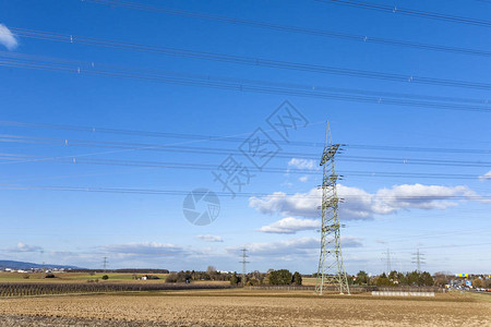 美丽风景中的能源电塔图片