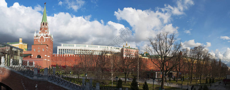 莫斯科克里姆林宫墙全景与特洛伊茨卡亚塔背景图片