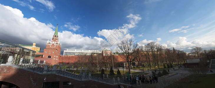 莫斯科克里姆林宫墙全景与特洛伊茨卡亚塔背景图片