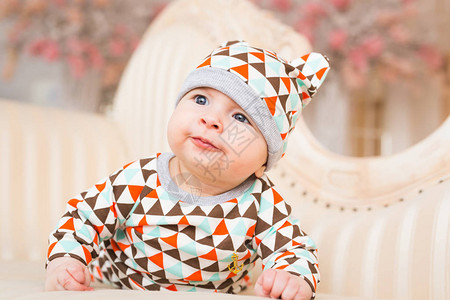 婴儿童和新生儿概念躺在沙发上戴彩图片