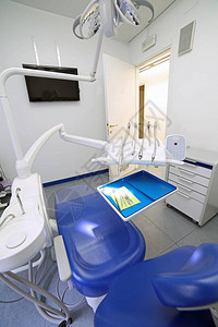配备特别椅子和牙科护理设备的牙科诊所图片
