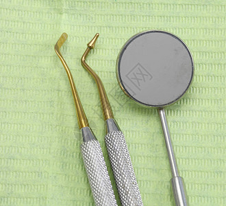 用于牙齿清洁和龋齿检查的三种牙科工具以及专业牙科诊所背景图片