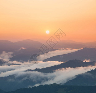 隐约可见日出时的山地谷背景