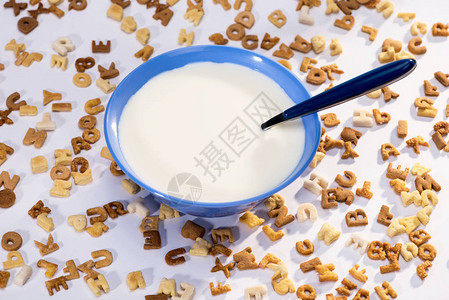 近距离观看早餐谷物字母表碗中的牛奶和在灰面图片