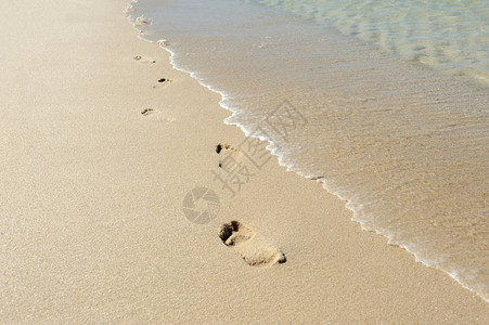 脚印和波浪在沙滩上图片
