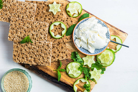 来自光底全草原RyeCrispbread饼干冷冻乳酪和黄瓜片的健康草图片