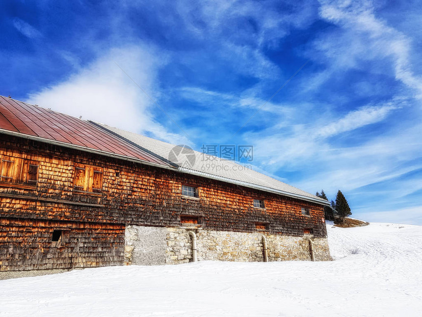 与木谷仓的冬天风景图片