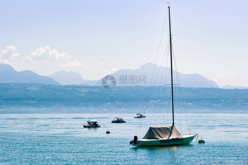 在瑞士洛桑的日内瓦湖上位于瑞士洛桑图片