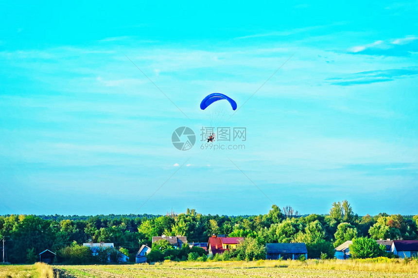滑翔伞带着他的降落伞在波兰飞过图片