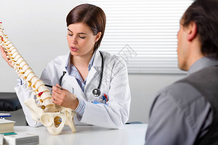 女矫形外科医生在人脊椎的帮助下图片