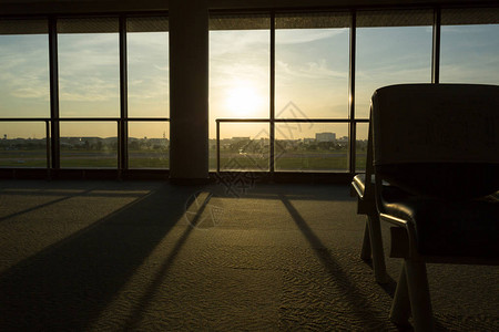 机场航站楼的长椅窗外有夕阳图片