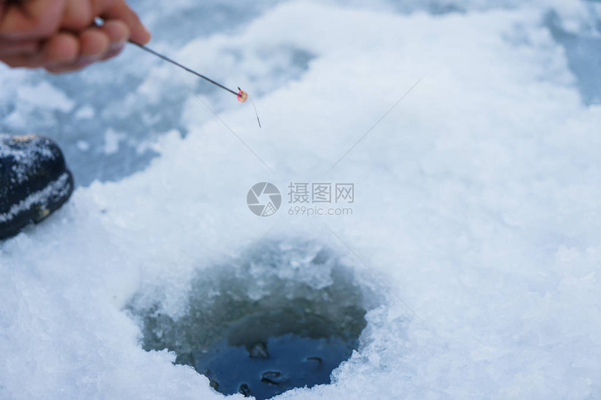 湖边的冬天钓鱼图片