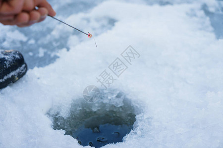 湖边的冬天钓鱼图片