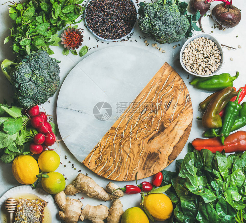 清洁饮食健康的烹饪原料灰色背景中的蔬菜豆类谷物蔬菜水果香料中心的空图片