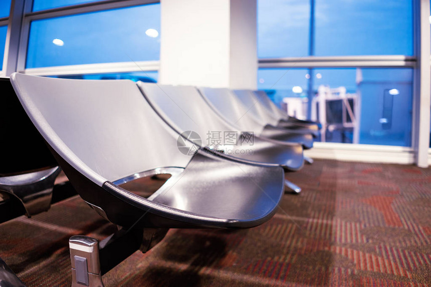 在机场终端的长凳空荡的机场候机楼图片