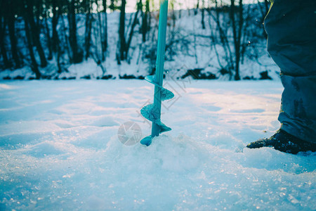 冬天钓鱼下大雪图片