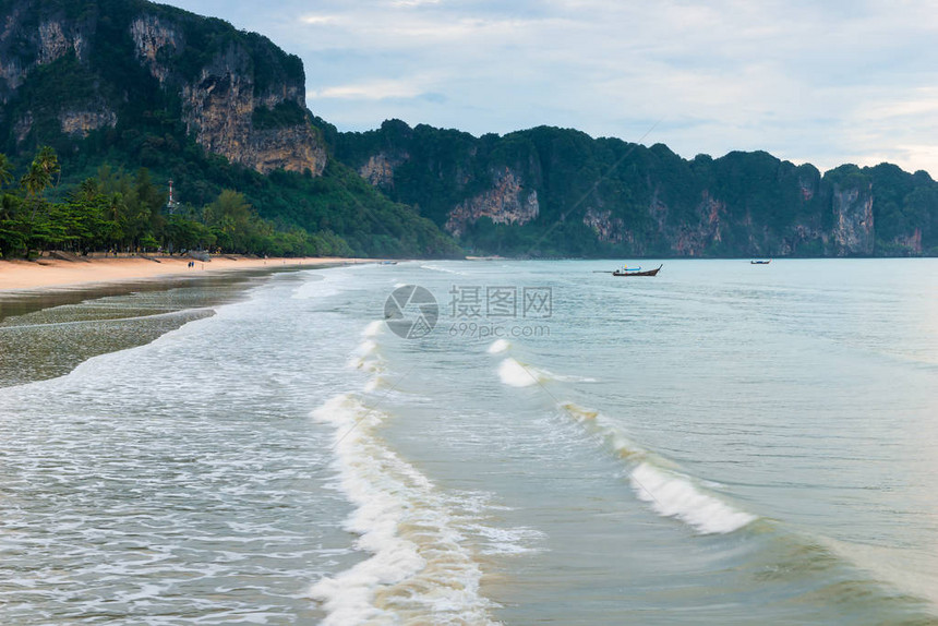 泰国Krabi度假胜地湾海浪图片