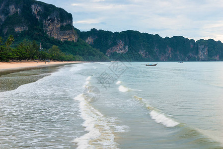 泰国Krabi度假胜地湾海浪图片