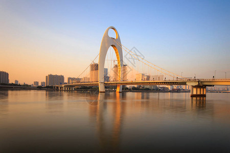 广州市珠江现代桥与金融区现代建筑图片