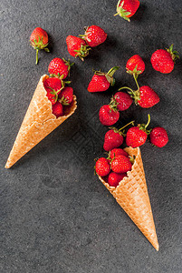黑石桌上的冰淇淋甜锥盘中自制新鲜有机草莓复制图片