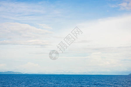 早晨蓝天空的安达曼海图片