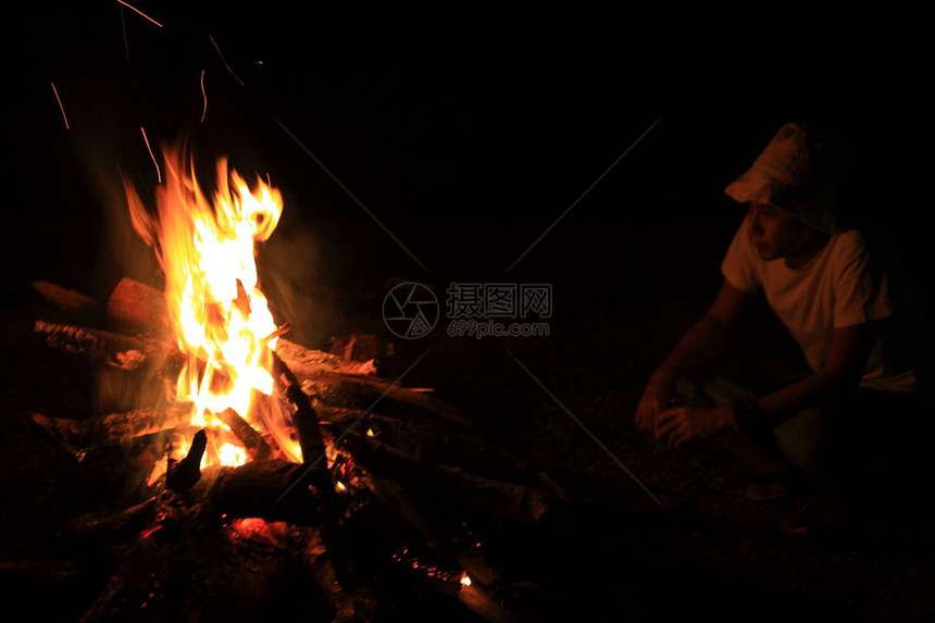 夜晚的营火焰和木柴紧闭红火和蓝火作为背景来露营图片
