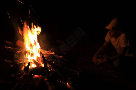 夜晚的营火焰和木柴紧闭红火和蓝火作为背景来露营背景图片