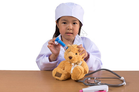 亚洲女孩扮演医生照顾熊娃图片