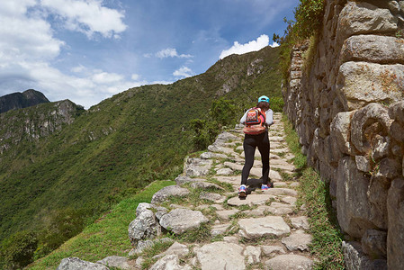 在MachuPicchu太阳门足迹的山石路图片