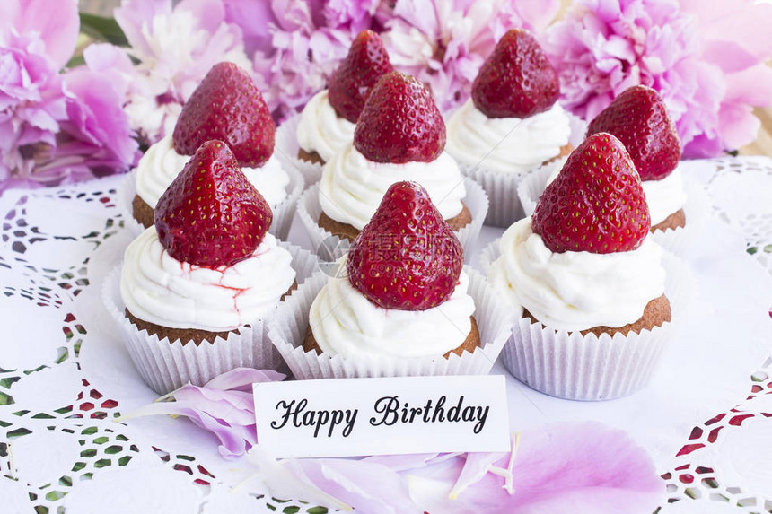 生日贺卡快乐与草莓蛋糕图片