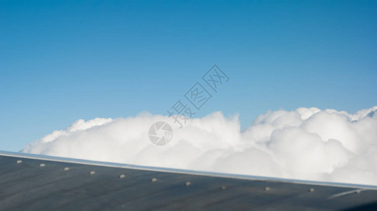 蓝天的飞机翼飞机旅行概念图片