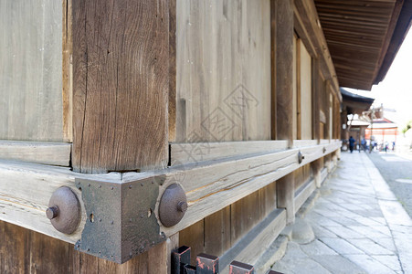 竹影烟斜由日本古建筑拐角的金属针和床单支持的传统日本木工制成的烟背景
