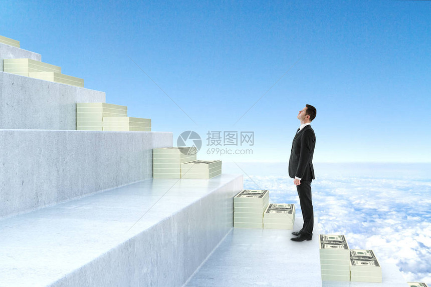 年轻商人在蓝天空背景上攀爬抽象货币楼梯的侧面视图Finance概念3Den图片