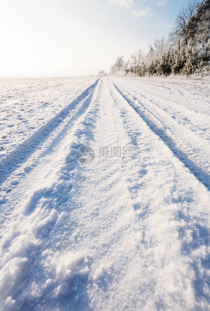 冬天的风景与雪中的乡村道路图片